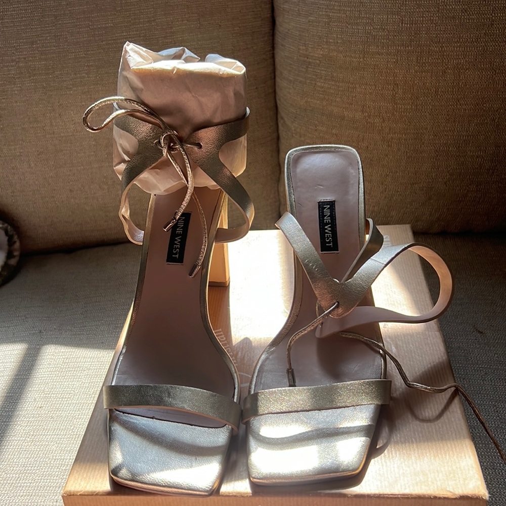 NINE WEST GOLD HEELS